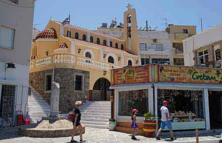 rue et église Agios Nikolaos