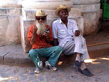 Cuba,  la Havane fumeurs 