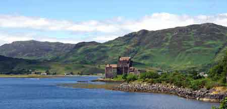 Ecosse : chateau et loch des Highlands