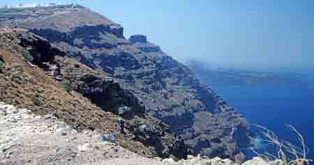 santorin les roches noires du volcan