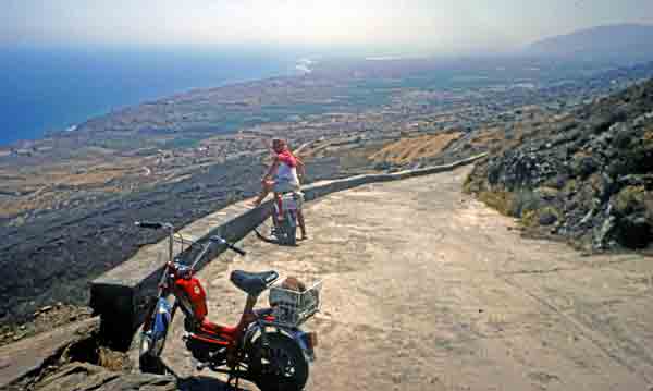 un tour en mob sur l île de Santorin