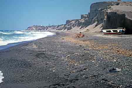 Perissa plage de sable noir sur Santorin