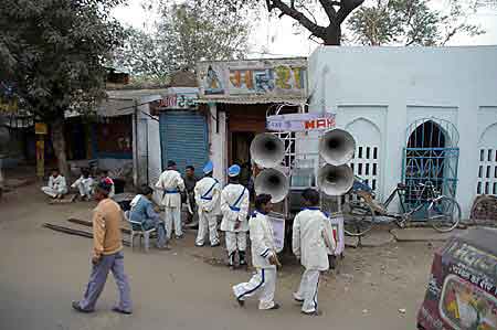 Agra  musique assourdissante dans la rue