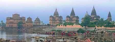 les palais d'Orchha vus des bords de la rivière