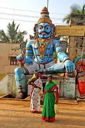 Inde Tamil Nadu de Trichy à Tanjore  /><br />
					   <br />
					   Par contre, toutes les couleurs possibles et imaginables sont utilisées pour peindre les anciens dieux. Ceux-ci se trouvent à l'écart de la grande route, sur une place arrière de village. <br />
					   Les habitants viennent toujours y déposer des offrandes.... 