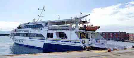 bateau transport Naples