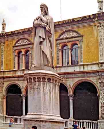 place des seigneurs : la statue de Dante