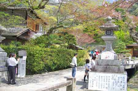 pount chemin de la philosophie à Kyoto avec cerisier en fleur