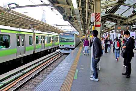 quai de métro ligne JR à Tokyo