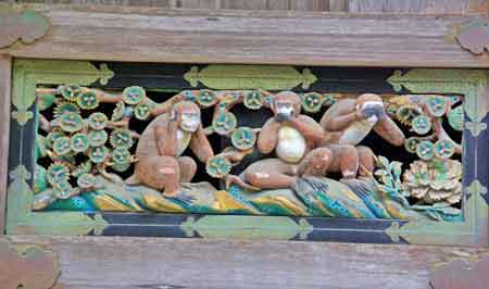Nikko sanctuaire Toshogu écurie sacrée les 3 singes de la sagesse