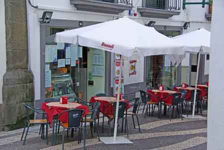 Madere  petit restaurant dans une petite rue à Funchal