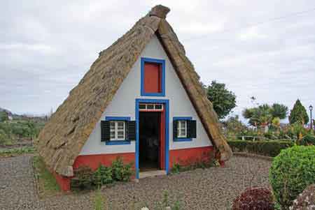 Les maisons traditionnelles en toit de chaume à Santana - Mon Voyage à  Madère