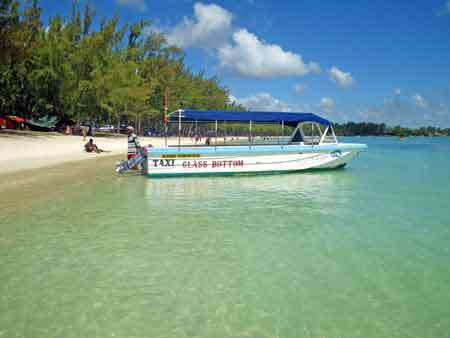 bateau  fond de verre plage de Mont Choisy  l'ile Maurice