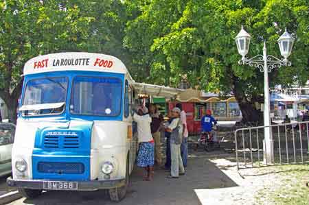 restauration rapide sur la plage de Grand Baie  Maurice