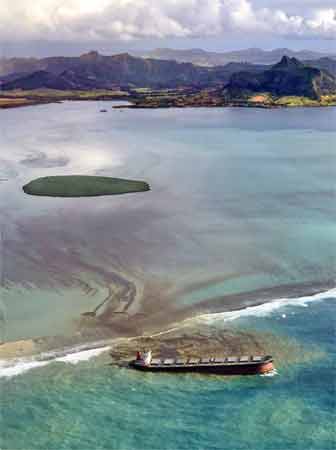 le  vraquier Wakashio sur les récifsde l'île Maurice