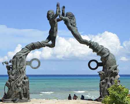 Statue de style  maya à l'entrée de la plage principale de Playa del Carmen - Mexique