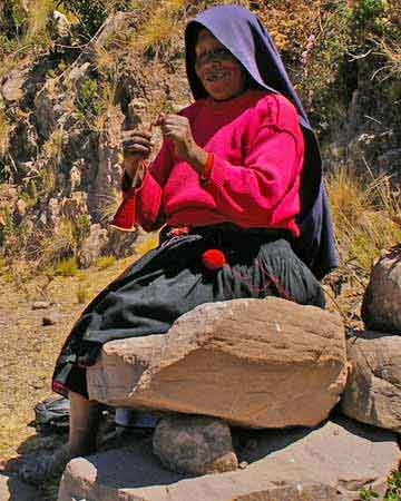 taquile femme filant la laine