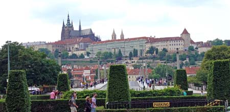 le château de Prague vu des rives de la rivière Vitava