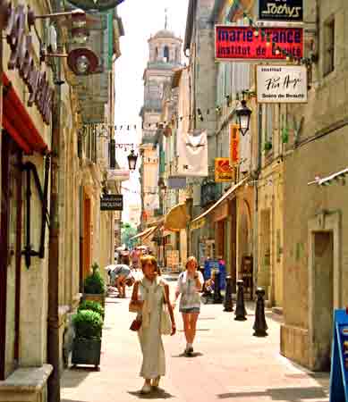 rue commerçante d'Arles