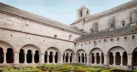 le cloitre de l'abbaye de Senanque
