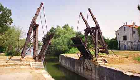 Arles - Alyscamps- le Pont Langlois