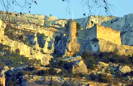 chateau des eveques de cavaillon - fontaine de vaucluse