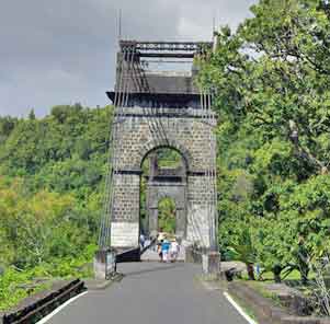 pont suspendu sur la ivière de l'est Sainte Rose La Réunion