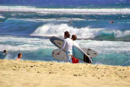 surfeurs à Saint Leu à la Réunion 
