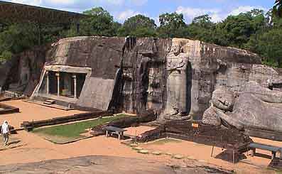 les 3 bouddhas Sri Lanka 	Anuradhapura