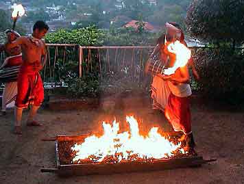 Kandy marche sur le feu Sri Lanka