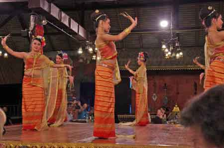 Thaïlande - Chiang Maï diner spectacle danses 