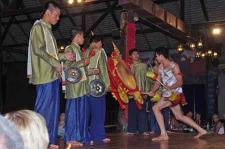 Tha&iuml;lande - Chiang Ma&iuml; diner spectacle danses