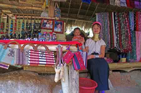 Tha&amp;iuml;lande - Thaton village minorité Karen Padaung femmes girafes