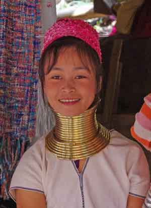 Tha&amp;iuml;lande - Thaton village minorité Karen Padaung femmes girafes