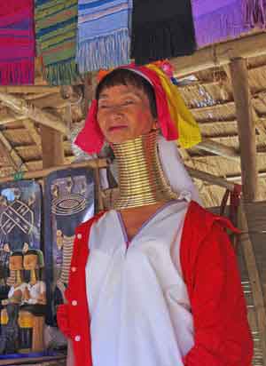 Tha&amp;iuml;lande - Thaton village minorité Karen Padaung femmes girafes