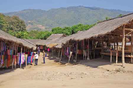 Tha&iuml;lande - Thaton village minorit Karen Padaung femmes girafes 