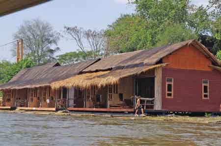 Thailande pirogue sur la rivi&egrave;re Kwai