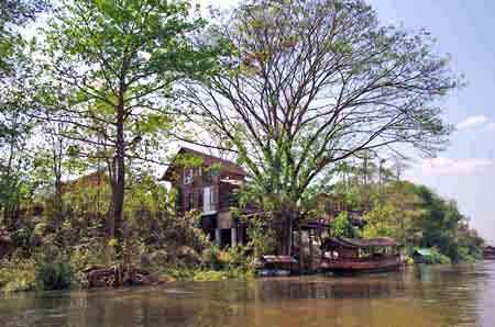 Thailande pirogue sur la rivi&egrave;re Kwai