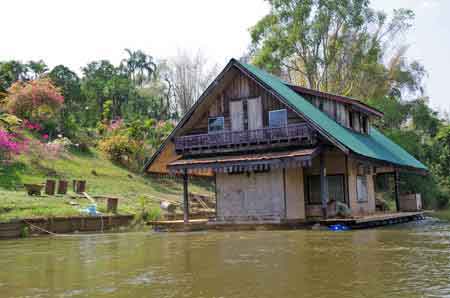 Thailande pirogue sur la rivi&egrave;re Kwai