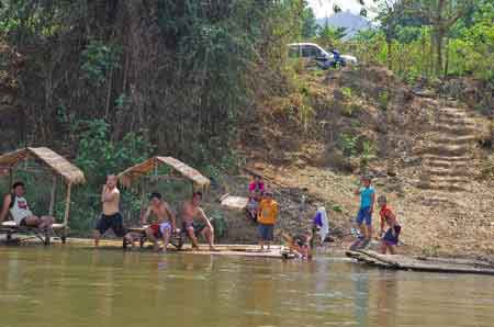 Thailande pirogue sur la rivi&egrave;re Kwai