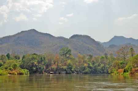 Thailande pirogue sur la rivi&egrave;re Kwai