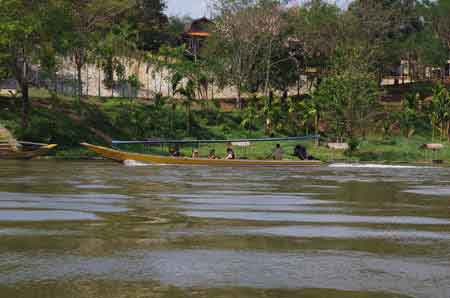 Thailande pirogue sur la rivi&egrave;re Kwai