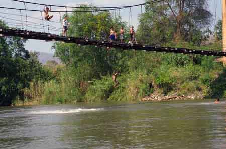 Thailande pirogue sur la rivi&egrave;re Kwai