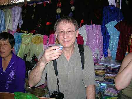 goûter la production d'alcool de riz local Vietnam