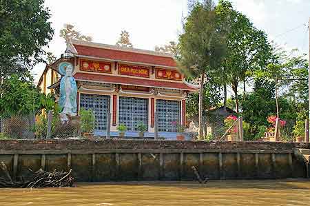 Pagode sur une île Vietnam