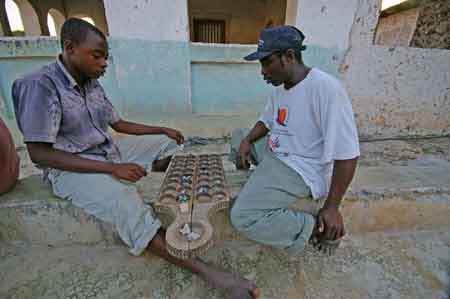 Janbiani  bao, ou awalé, le jeu des semailles et des récoltes  Zanzibar Tanzanie